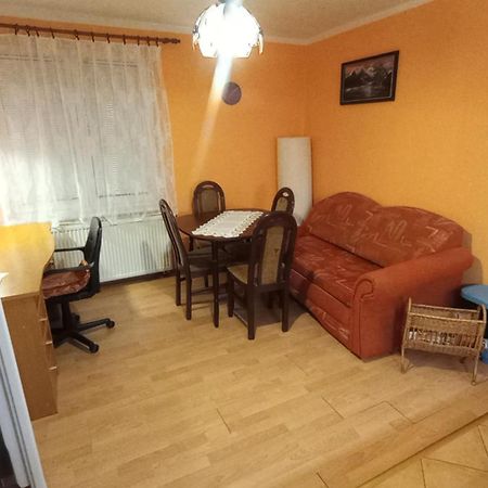 Rodinný apartmán s posedením pod košatým orechom. Trávnica Exterior foto