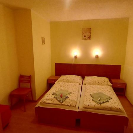 Rodinný apartmán s posedením pod košatým orechom. Trávnica Exterior foto