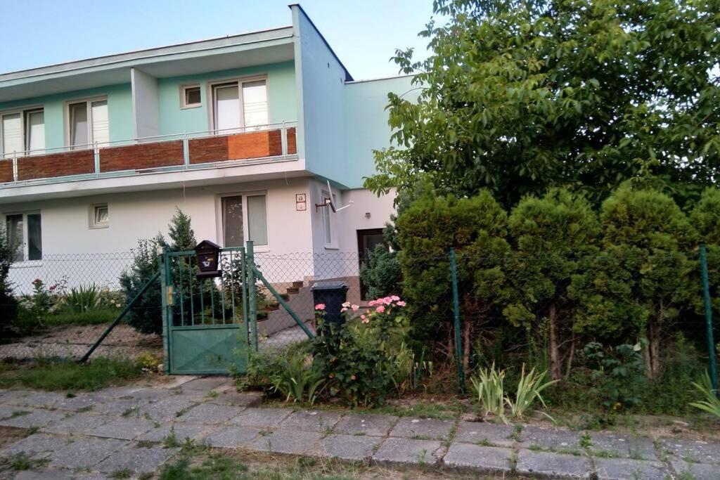 Rodinný apartmán s posedením pod košatým orechom. Trávnica Exterior foto