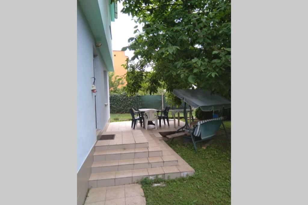 Rodinný apartmán s posedením pod košatým orechom. Trávnica Exterior foto