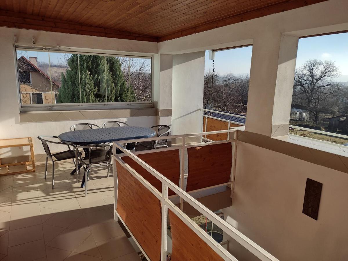 Rodinný apartmán s posedením pod košatým orechom. Trávnica Exterior foto