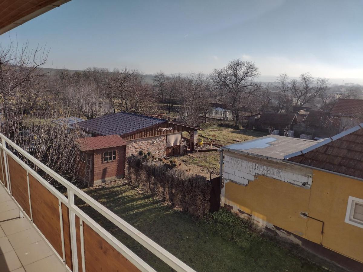 Rodinný apartmán s posedením pod košatým orechom. Trávnica Exterior foto