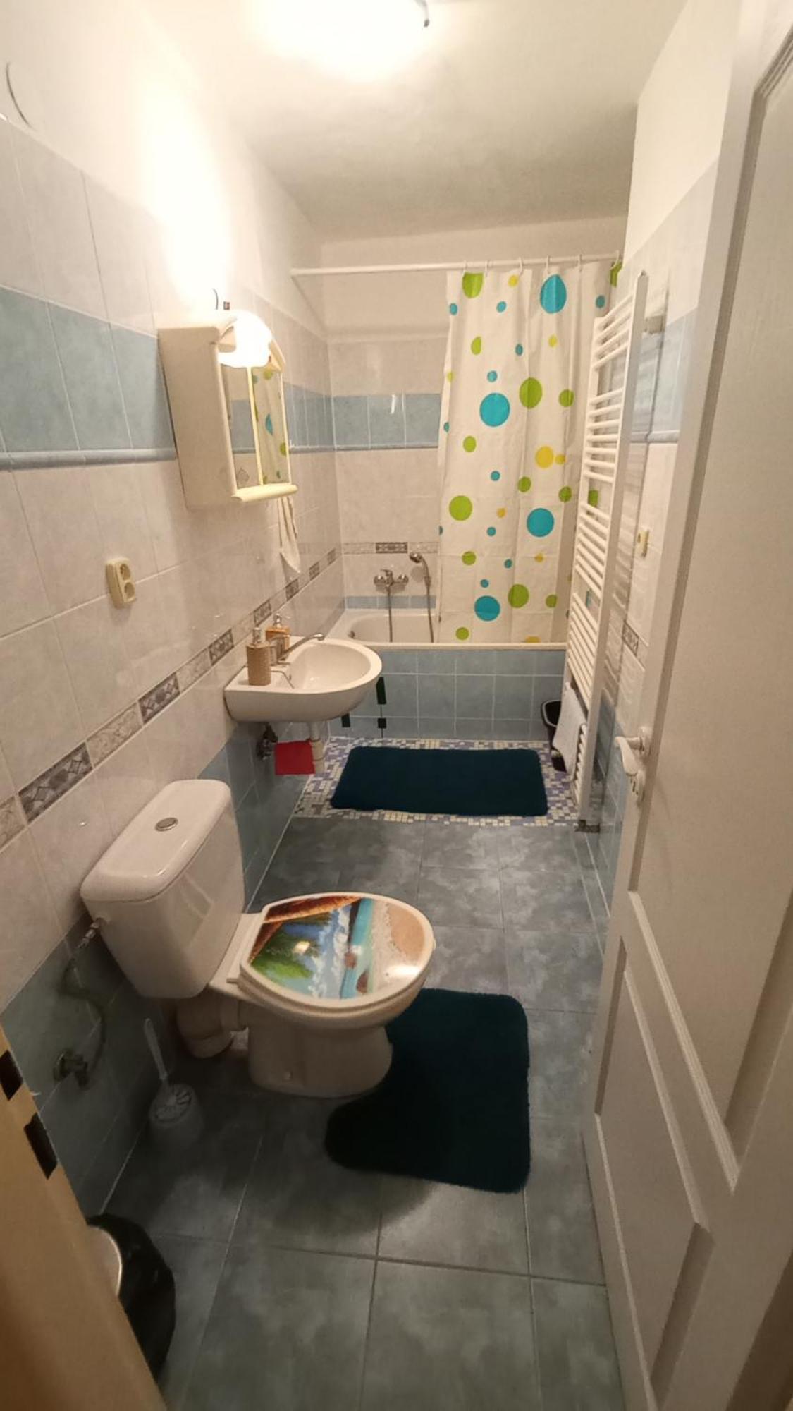 Rodinný apartmán s posedením pod košatým orechom. Trávnica Exterior foto