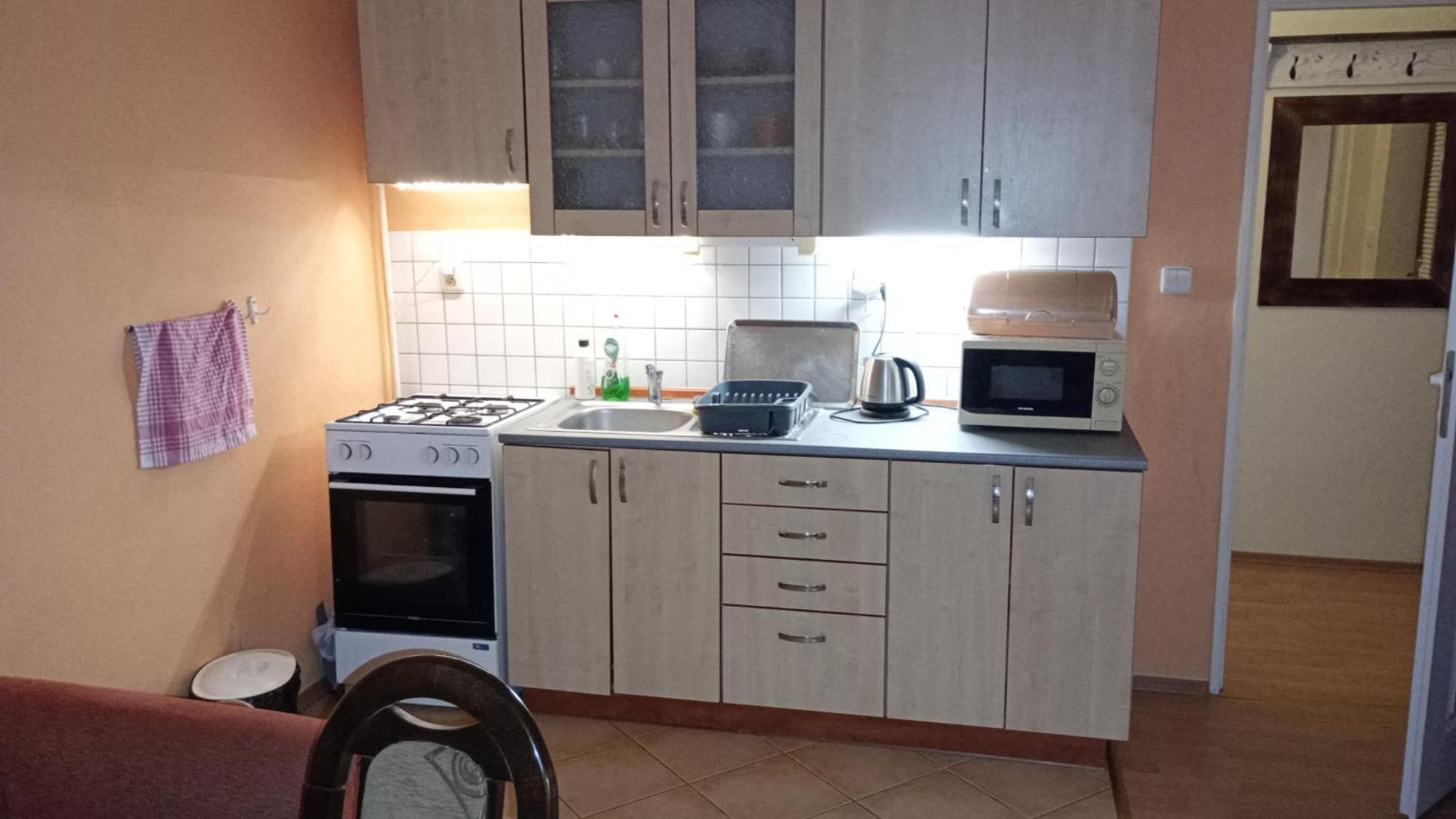 Rodinný apartmán s posedením pod košatým orechom. Trávnica Exterior foto